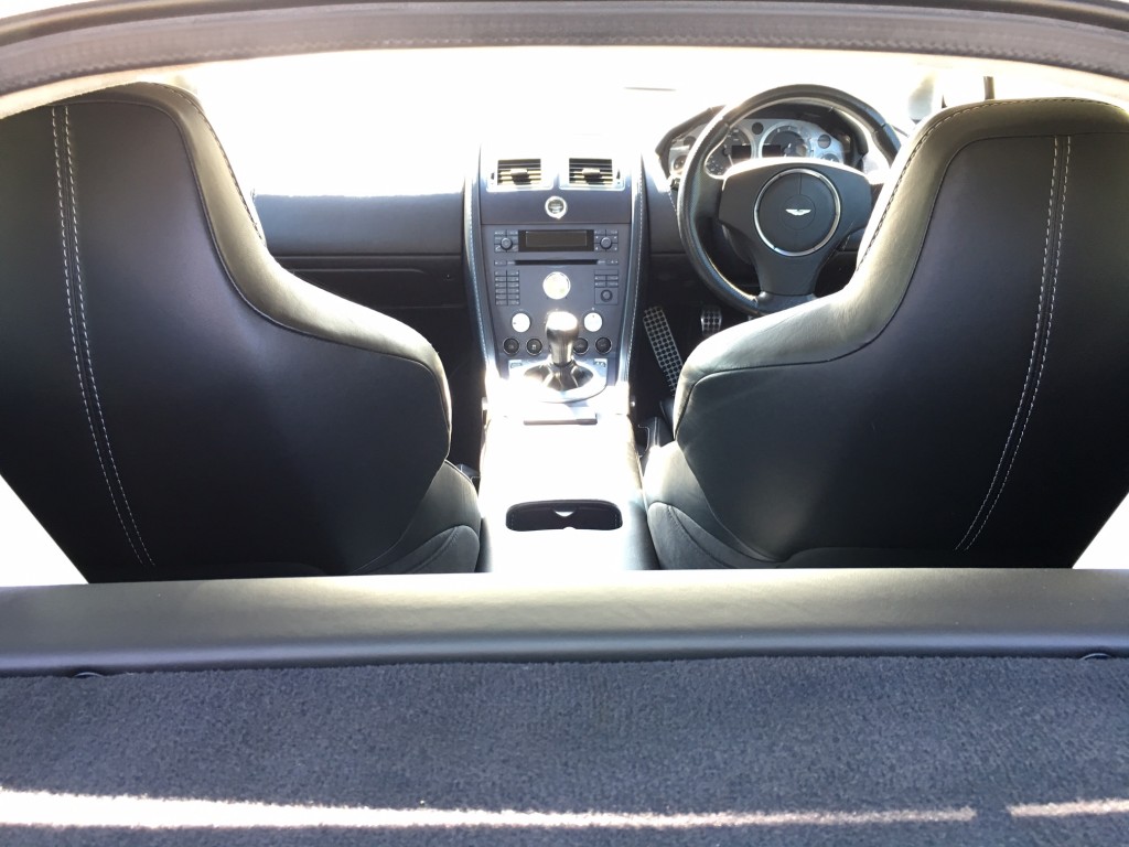 Aston Martin V8 Vantage (2006) interiors